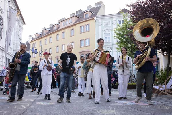 Tangente St. Pölten: Straßenfest Alien Disko Parade (4.5.2024) Foto: eSeL.at - Lorenz Seidler Foto: eSeL Lorenz Seidler