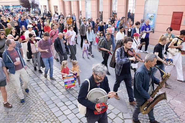 Tangente St. Pölten: Straßenfest Alien Disko Parade (4.5.2024) Foto: eSeL.at - Lorenz Seidler Foto: eSeL Lorenz Seidler