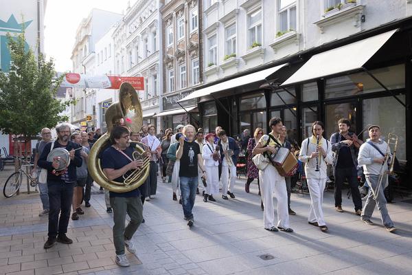 Tangente St. Pölten: Straßenfest Alien Disko Parade (4.5.2024) Foto: eSeL.at - Lorenz Seidler Foto: eSeL Lorenz Seidler