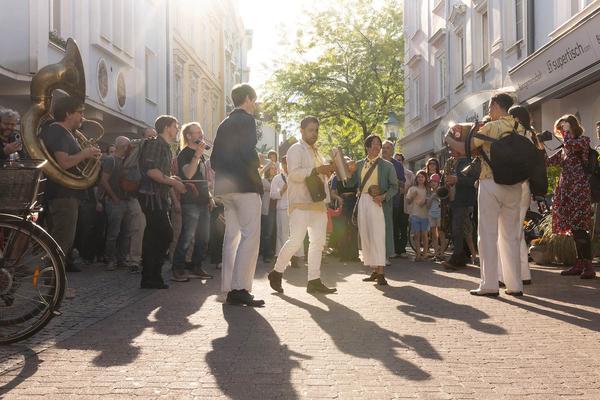 Tangente St. Pölten: Straßenfest Alien Disko Parade (4.5.2024) Foto: eSeL.at - Lorenz Seidler Foto: eSeL Lorenz Seidler