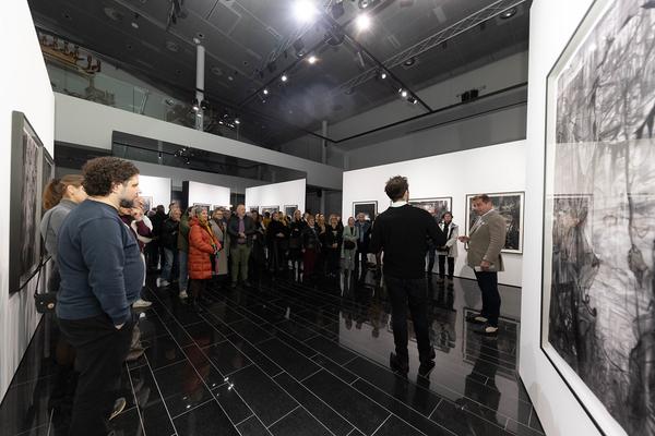 Dialog-Führung Ausstellung &quot;Séance&quot; von Andrey Klassen (11.11.2024) Foto: eSeL.at - Lorenz Seidler