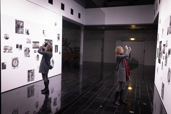 Dialog-Führung Ausstellung "Séance" von Andrey Klassen (11.11.2024) Foto: eSeL.at - Lorenz Seidler