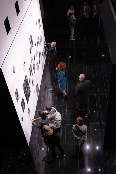 Dialog-Führung Ausstellung "Séance" von Andrey Klassen (11.11.2024) Foto: eSeL.at - Lorenz Seidler