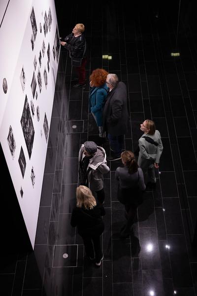 Dialog-Führung Ausstellung "Séance" von Andrey Klassen (11.11.2024) Foto: eSeL.at - Lorenz Seidler