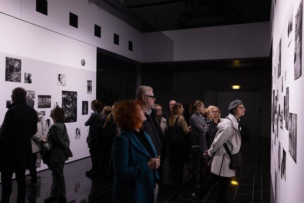 Dialog-Führung Ausstellung "Séance" von Andrey Klassen (11.11.2024) Foto: eSeL.at - Lorenz Seidler