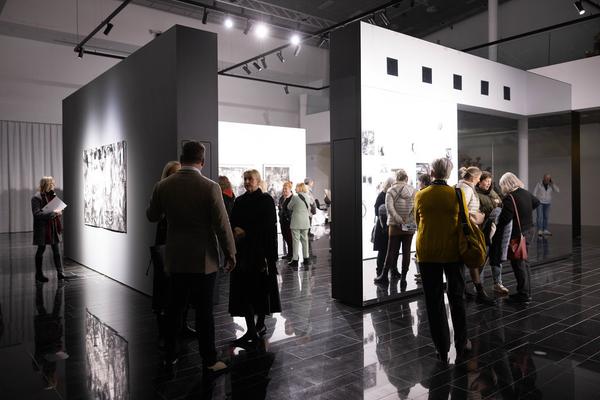 Dialog-Führung Ausstellung "Séance" von Andrey Klassen (11.11.2024) Foto: eSeL.at - Lorenz Seidler