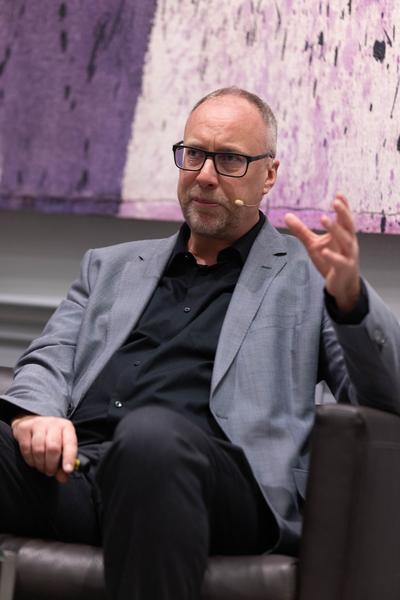 VIENNA ART WEEK Line Up 2024: &quot;Ethics and Politics in Times of AI&quot; Mark Coeckelberg im Gespräch mit Christoph Thun-Hohenstein (Dorotheum, 14.11.2024) Foto: eSeL.at - Lorenz Seidler