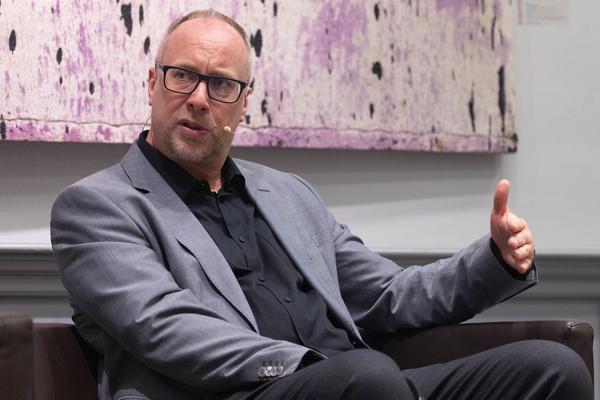VIENNA ART WEEK Line Up 2024: &quot;Ethics and Politics in Times of AI&quot; Mark Coeckelberg im Gespräch mit Christoph Thun-Hohenstein (Dorotheum, 14.11.2024) Foto: eSeL.at - Lorenz Seidler