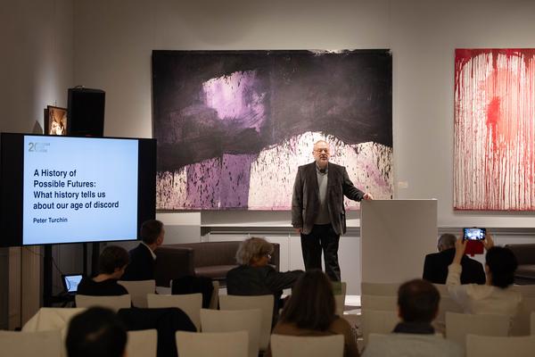 VIENNA ART WEEK Line Up 2024: &quot;A History of Possible Futures: What History Tells Us About Our Age of Discord&quot; Impulsvortrag von Peter Turchin (Dorotheum, 14.11.2024) Foto: eSeL.at - Lorenz Seidler
