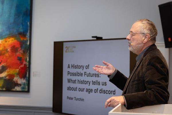 VIENNA ART WEEK Line Up 2024: &quot;A History of Possible Futures: What History Tells Us About Our Age of Discord&quot; Impulsvortrag von Peter Turchin (Dorotheum, 14.11.2024) Foto: eSeL.at - Lorenz Seidler