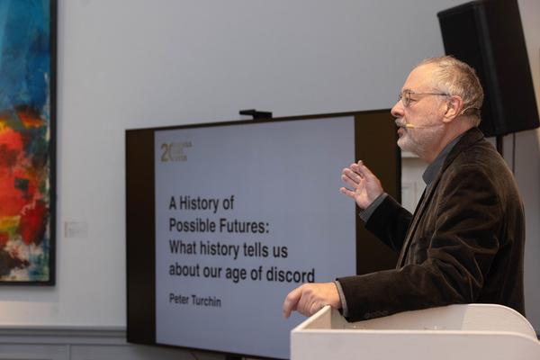 VIENNA ART WEEK Line Up 2024: &quot;A History of Possible Futures: What History Tells Us About Our Age of Discord&quot; Impulsvortrag von Peter Turchin (Dorotheum, 14.11.2024) Foto: eSeL.at - Lorenz Seidler