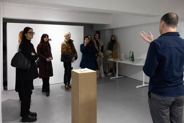 VIENNA ART WEEK Gallery Tour: &quot;Weaving Time: Gender, Labor, and Disrupted Chronologies&quot; (Galerie Peter Gaugy, 9.11.2024) Foto: eSeL.at - Lorenz Seidler