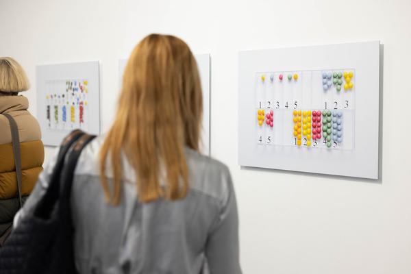 VIENNA ART WEEK Gallery Tour: "Weaving Time: Gender, Labor, and Disrupted Chronologies" (Galerie Peter Gaugy, 9.11.2024) Foto: eSeL.at - Lorenz Seidler