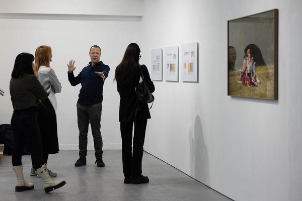 VIENNA ART WEEK Gallery Tour: "Weaving Time: Gender, Labor, and Disrupted Chronologies" (Galerie Peter Gaugy, 9.11.2024) Foto: eSeL.at - Lorenz Seidler