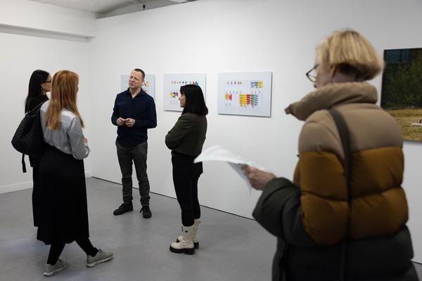 VIENNA ART WEEK Gallery Tour: "Weaving Time: Gender, Labor, and Disrupted Chronologies" (Galerie Peter Gaugy, 9.11.2024) Foto: eSeL.at - Lorenz Seidler