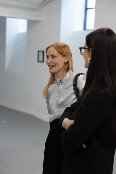 VIENNA ART WEEK Gallery Tour: "Weaving Time: Gender, Labor, and Disrupted Chronologies" (Galerie Peter Gaugy, 9.11.2024) Foto: eSeL.at - Lorenz Seidler