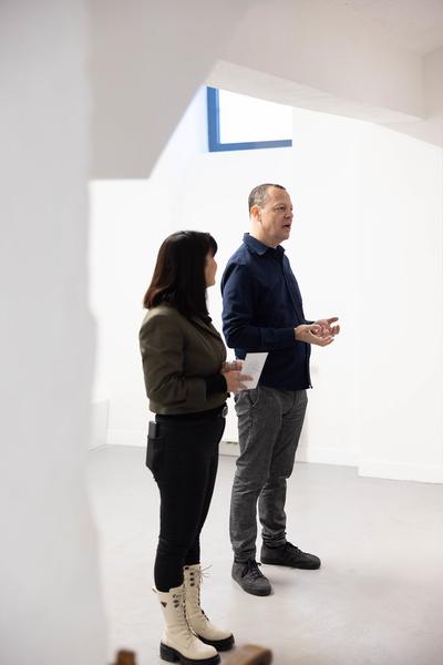 VIENNA ART WEEK Gallery Tour: "Weaving Time: Gender, Labor, and Disrupted Chronologies" (Galerie Peter Gaugy, 9.11.2024) Foto: eSeL.at - Lorenz Seidler