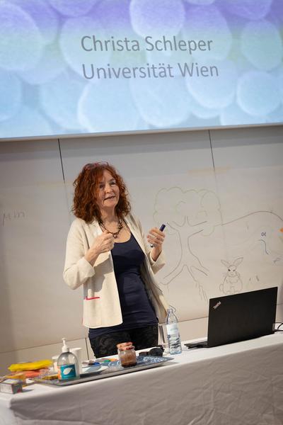 Zoom Kindermuseum: 89. Kindervorlesung - Christa Schleper "Aua - Heiss! Lebt da jemand im Vulkan?" (10.3.2024) Foto: eSeL.at - Lorenz Seidler Foto: eSeL Lorenz Seidler