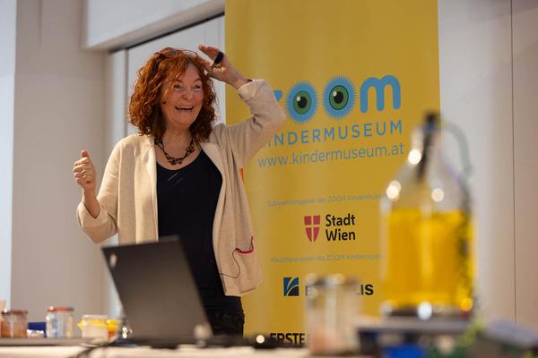 Zoom Kindermuseum: 89. Kindervorlesung - Christa Schleper "Aua - Heiss! Lebt da jemand im Vulkan?" (10.3.2024) Foto: eSeL.at - Lorenz Seidler Foto: eSeL Lorenz Seidler