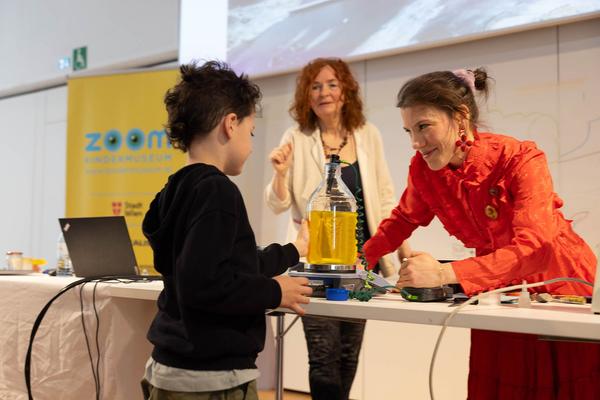 Zoom Kindermuseum: 89. Kindervorlesung - Christa Schleper "Aua - Heiss! Lebt da jemand im Vulkan?" (10.3.2024) Foto: eSeL.at - Lorenz Seidler Foto: eSeL Lorenz Seidler