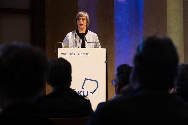 Keynote Tulga Beyerle @ &quot;Wie viel Utopie braucht die Kunst?&quot; Symposium 25 Jahre NÖKU (26.3.2025) Foto: eSeL.at - Lorenz Seidler