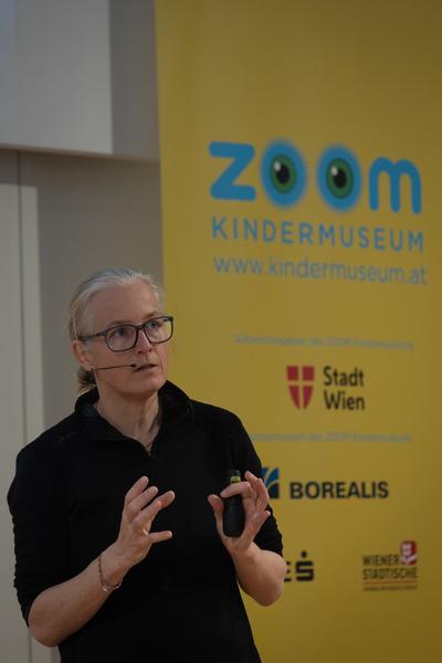 Zoom Kindervorlesung: Andrea Fischer &quot;Eisiges Geheimnis&quot; (23.3.2025) Foto: eSeL.at - Lorenz Seidler