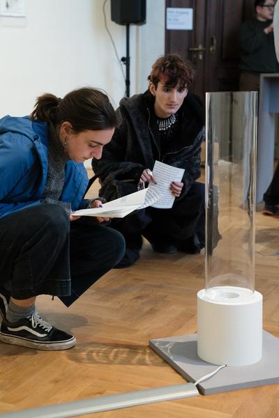 Opening: Come Closer (Akademie der bildenden Künste Wien, 10.04.2025) Foto: eSeL.at - Sarah Tasha
