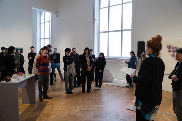 Opening: Come Closer (Akademie der bildenden Künste Wien, 10.04.2025) Foto: eSeL.at - Sarah Tasha