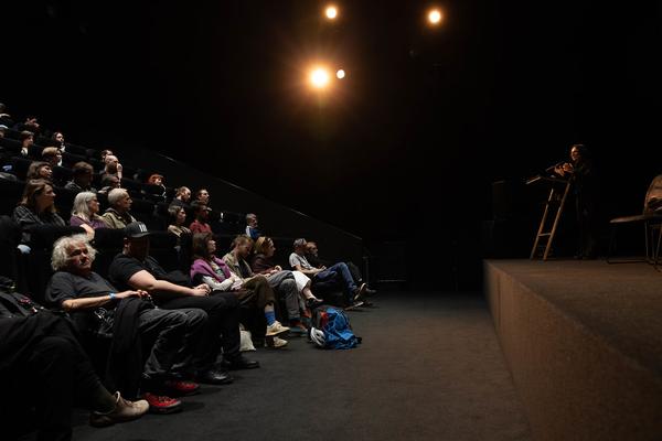 donaufestival: Jula Grillmayr im Gespräch mit Jens Balzer (Kino im Kesselhaus, 10.5.2025) Foto: eSeL.at - Lorenz Seidler