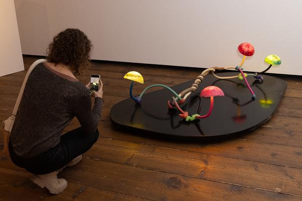 Mika Rottenberg "Antimatter Factory" (Kunst Haus Wien - Museum Hundertwasser, 27.2.-10.8.25) Foto: eSeL.at - Lorenz Seidler