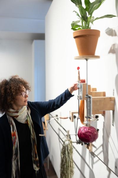 Mika Rottenberg "Antimatter Factory" (Kunst Haus Wien - Museum Hundertwasser, 27.2.-10.8.25) Foto: eSeL.at - Lorenz Seidler