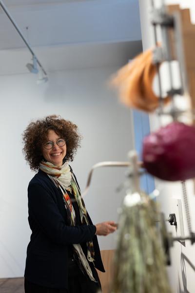 Mika Rottenberg "Antimatter Factory" (Kunst Haus Wien - Museum Hundertwasser, 27.2.-10.8.25) Foto: eSeL.at - Lorenz Seidler