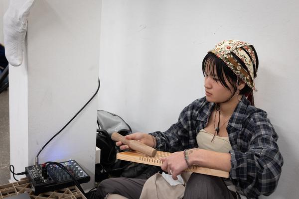 Yi-Um (June Hwajung, So Young Park, Sunggu Hong) mit Seung-Yeon Jung &amp; Yewon Park &quot;Blinking Echoes&quot; @ Performing the Line (Belvedere 21, 20.2.2025) Foto: eSeL.at - Lorenz Seidler