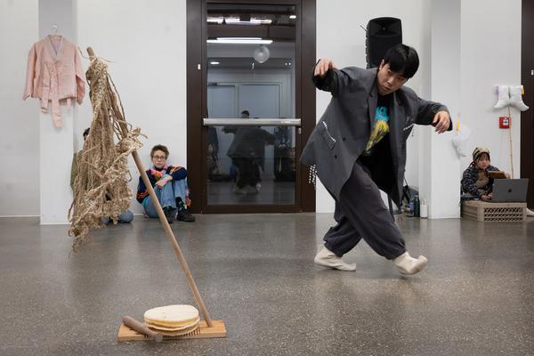 Yi-Um (June Hwajung, So Young Park, Sunggu Hong) mit Seung-Yeon Jung &amp; Yewon Park &quot;Blinking Echoes&quot; @ Performing the Line (Belvedere 21, 20.2.2025) Foto: eSeL.at - Lorenz Seidler