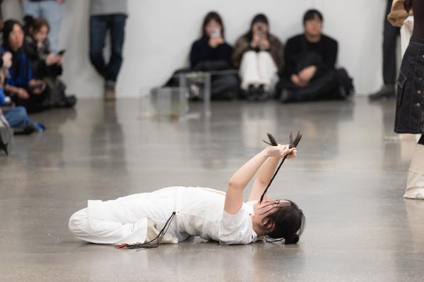 Yi-Um (June Hwajung, So Young Park, Sunggu Hong) mit Seung-Yeon Jung &amp; Yewon Park &quot;Blinking Echoes&quot; @ Performing the Line (Belvedere 21, 20.2.2025) Foto: eSeL.at - Lorenz Seidler