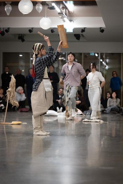 Yi-Um (June Hwajung, So Young Park, Sunggu Hong) mit Seung-Yeon Jung &amp; Yewon Park &quot;Blinking Echoes&quot; @ Performing the Line (Belvedere 21, 20.2.2025) Foto: eSeL.at - Lorenz Seidler