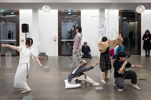 Yi-Um (June Hwajung, So Young Park, Sunggu Hong) mit Seung-Yeon Jung &amp; Yewon Park &quot;Blinking Echoes&quot; @ Performing the Line (Belvedere 21, 20.2.2025) Foto: eSeL.at - Lorenz Seidler
