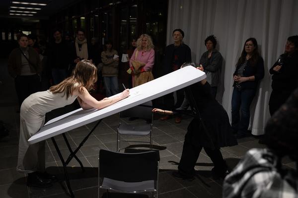 Michikazu Matsune &amp; Studierende der Kunstuniversität Linz &quot;Ausgezeichnet&quot; @ Performing the Line (Belvedere 21, 20.2.2025) Foto: eSeL.at - Lorenz Seidler