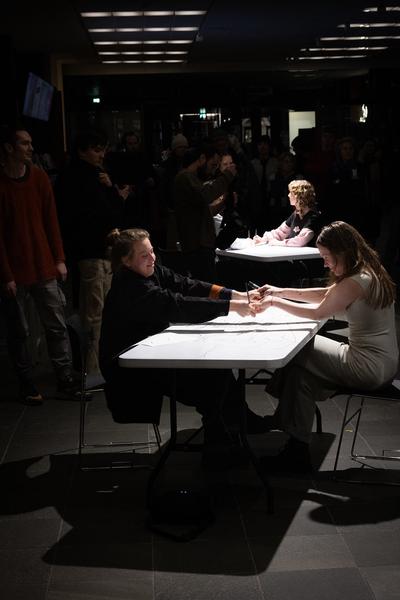 Michikazu Matsune &amp; Studierende der Kunstuniversität Linz &quot;Ausgezeichnet&quot; @ Performing the Line (Belvedere 21, 20.2.2025) Foto: eSeL.at - Lorenz Seidler