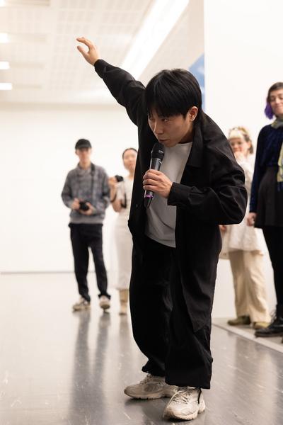 Sunggu Hong "Lizard Tale (a Lie that seems Like a Lie) @ Performing the Line (Belvedere 21, 20.2.2025) Foto: eSeL.at - Lorenz Seidler