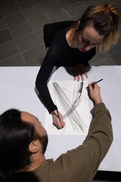 Michikazu Matsune &amp; Studierende der Kunstuniversität Linz "Ausgezeichnet" @ Performing the Line (Belvedere 21, 20.2.2025) Foto: eSeL.at - Lorenz Seidler