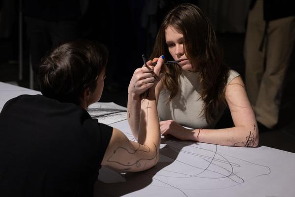 Michikazu Matsune &amp; Studierende der Kunstuniversität Linz "Ausgezeichnet" @ Performing the Line (Belvedere 21, 20.2.2025) Foto: eSeL.at - Lorenz Seidler