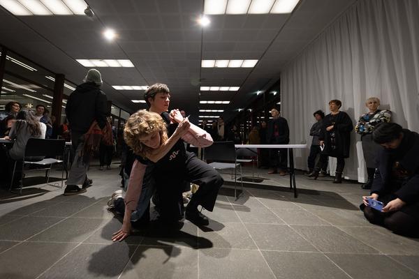 Michikazu Matsune &amp; Studierende der Kunstuniversität Linz "Ausgezeichnet" @ Performing the Line (Belvedere 21, 20.2.2025) Foto: eSeL.at - Lorenz Seidler