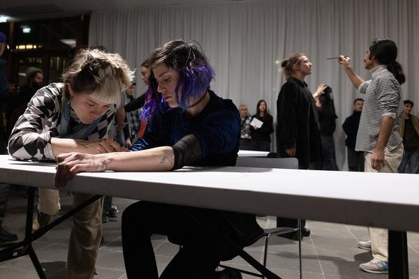 Michikazu Matsune &amp; Studierende der Kunstuniversität Linz "Ausgezeichnet" @ Performing the Line (Belvedere 21, 20.2.2025) Foto: eSeL.at - Lorenz Seidler