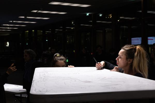 Michikazu Matsune &amp; Studierende der Kunstuniversität Linz "Ausgezeichnet" @ Performing the Line (Belvedere 21, 20.2.2025) Foto: eSeL.at - Lorenz Seidler