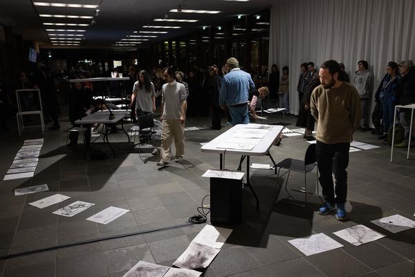 Michikazu Matsune &amp; Studierende der Kunstuniversität Linz "Ausgezeichnet" @ Performing the Line (Belvedere 21, 20.2.2025) Foto: eSeL.at - Lorenz Seidler