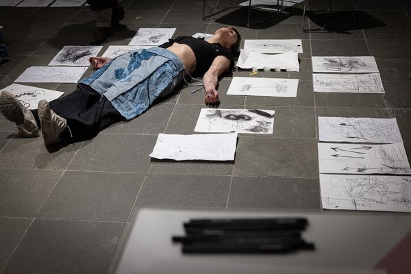 Michikazu Matsune &amp; Studierende der Kunstuniversität Linz "Ausgezeichnet" @ Performing the Line (Belvedere 21, 20.2.2025) Foto: eSeL.at - Lorenz Seidler