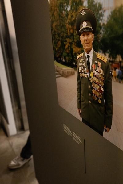 &quot;Sag mir, wo die Blumen sind...&quot; 80 Jahre nach dem Krieg – Fotografien von Roger Cremers (Jüdisches Museum Wien Judenplatz, 08.05.2025 – 18.01.2026) Foto: eSeL.at - Lorenz Seidler