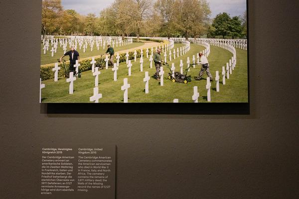 "Sag mir, wo die Blumen sind..." 80 Jahre nach dem Krieg – Fotografien von Roger Cremers (Jüdisches Museum Wien Judenplatz, 08.05.2025 – 18.01.2026) Foto: eSeL.at - Lorenz Seidler