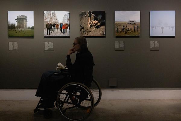 "Sag mir, wo die Blumen sind..." 80 Jahre nach dem Krieg – Fotografien von Roger Cremers (Jüdisches Museum Wien Judenplatz, 08.05.2025 – 18.01.2026) Foto: eSeL.at - Lorenz Seidler